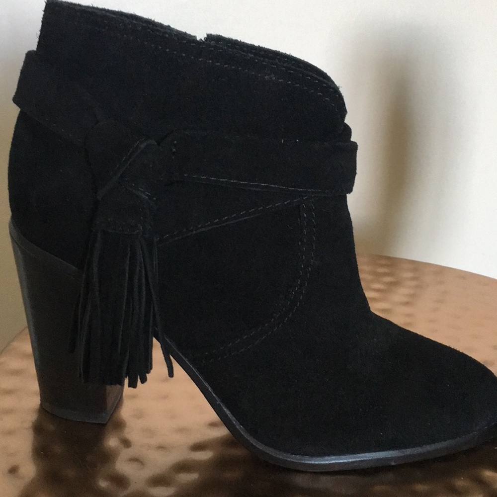 Like new! Vince Camuto Suede tassel Booties size 7